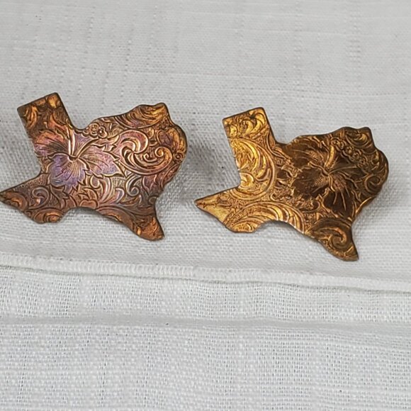 Vintage Metal Texas Cut Floral Etched Metal Bronze Finish Earrings SET OF 2 - Picture 8 of 14